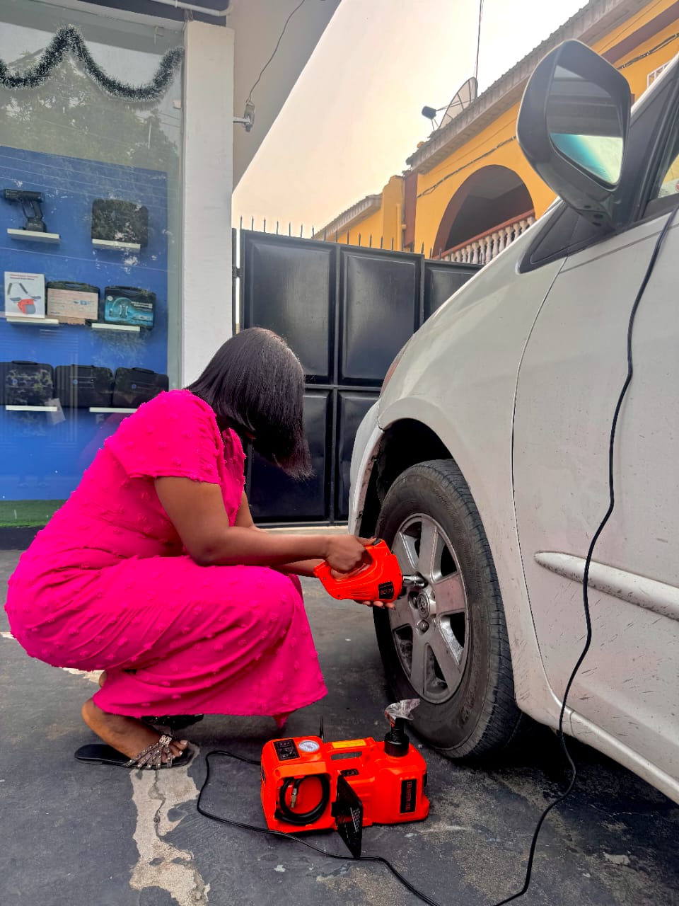 5-Ton Automatic Car Jack & Tyre Pump – Powerful, Easy-to-Use, Compact